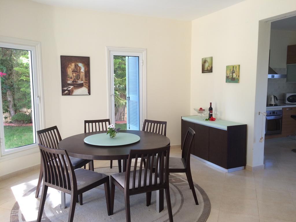 Villa Riverside Polis Oda fotoğraf